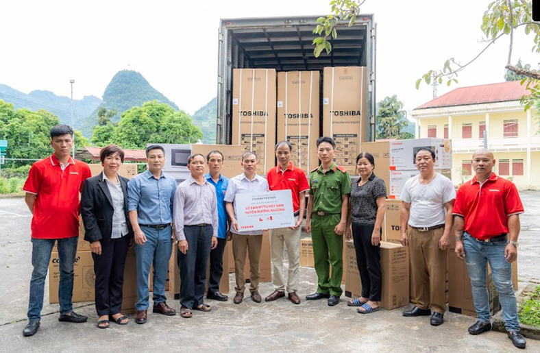 Thắp sáng hy vọng, sẻ chia yêu thương đến vùng cao Lào Cai