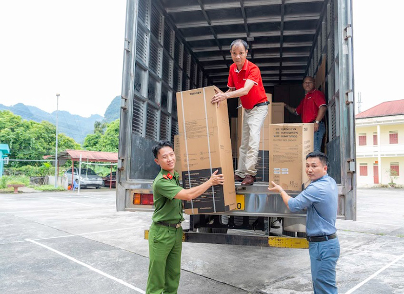 Thắp sáng hy vọng, sẻ chia yêu thương đến vùng cao Lào Cai