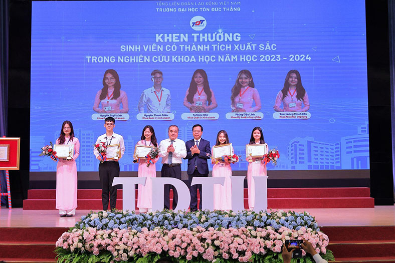 Trường Đại học Tôn Đức Thắng tổ chức lễ khai giảng ‘không hoa’