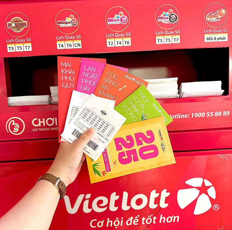 Jackpot chạm ngưỡng 90 tỷ, nhiều người đến điểm bán Vietlott để mua cầu may