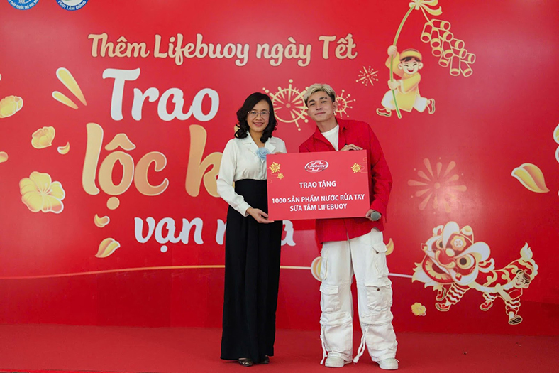 Lifebuoy tặng quà các bệnh nhi ở bệnh viện và trạm y tế