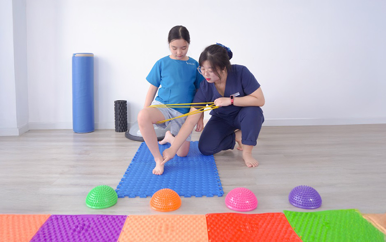Cha mẹ cần chú ý tình trạng 'bàn chân bẹt' ở trẻ