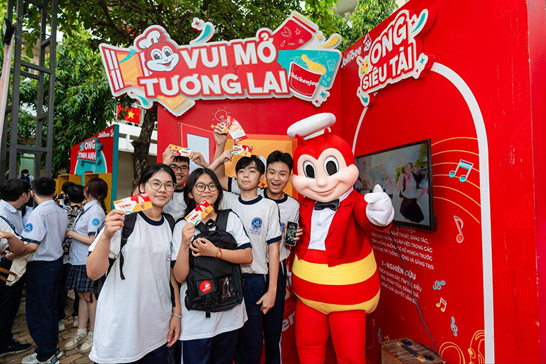 Jollibee trao 150 học bổng đến học sinh qua dự án "Vui Mở Tương Lai"