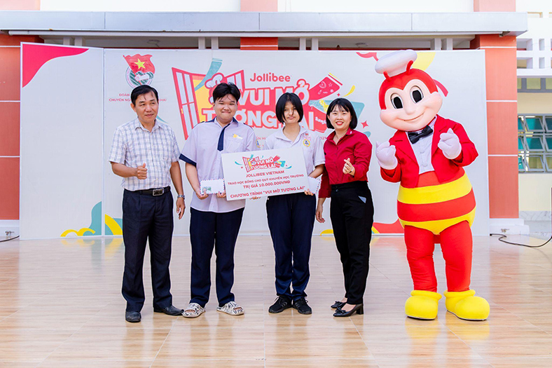 Jollibee trao 150 học bổng đến học sinh qua dự án "Vui Mở Tương Lai"