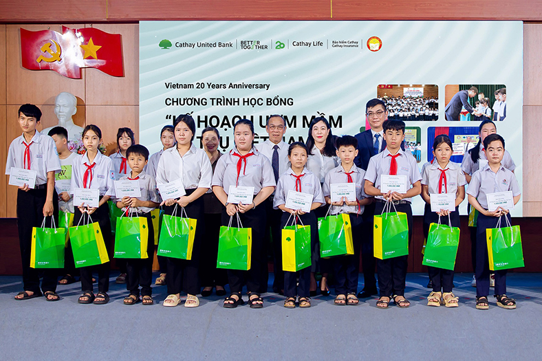 Trao học bổng 'ươm mầm đại thụ' cho học sinh vượt khó tại Quảng Nam