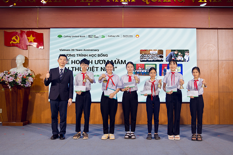 Trao học bổng 'ươm mầm đại thụ' cho học sinh vượt khó tại Quảng Nam