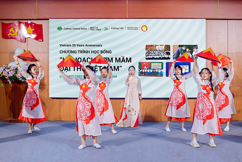 Trao học bổng 'ươm mầm đại thụ' cho học sinh vượt khó tại Quảng Nam