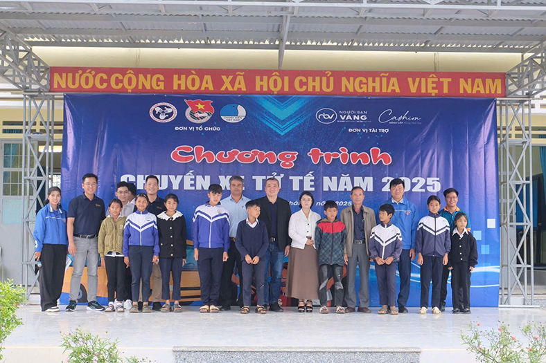 Người Bạn Vàng và Cashion tặng xe đạp cho học sinh dân tộc thiểu số