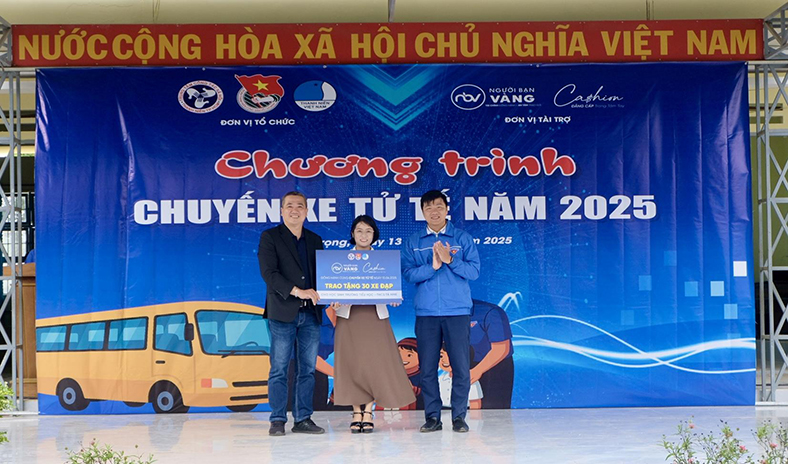 Người Bạn Vàng và Cashion tặng xe đạp cho học sinh dân tộc thiểu số