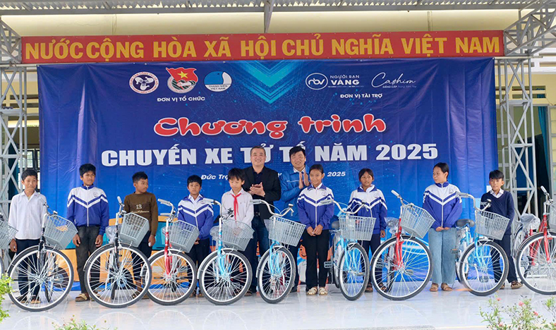 Người Bạn Vàng và Cashion tặng xe đạp cho học sinh dân tộc thiểu số