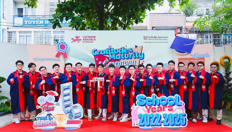 Lễ tri ân và trưởng thành cho học sinh lớp 12 tại Hệ thống Trường Việt Mỹ
