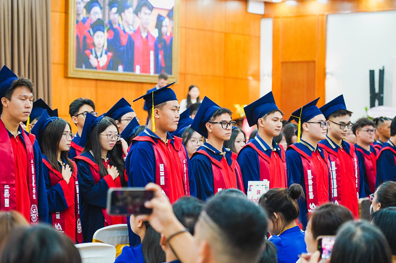 Lễ tri ân và trưởng thành cho học sinh lớp 12 tại Hệ thống Trường Việt Mỹ
