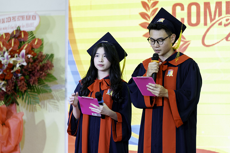 Học sinh Royal School tự tin dịch cabin của hội nghị quốc tế