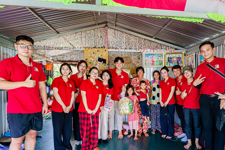 Học sinh Royal School tự tin dịch cabin của hội nghị quốc tế