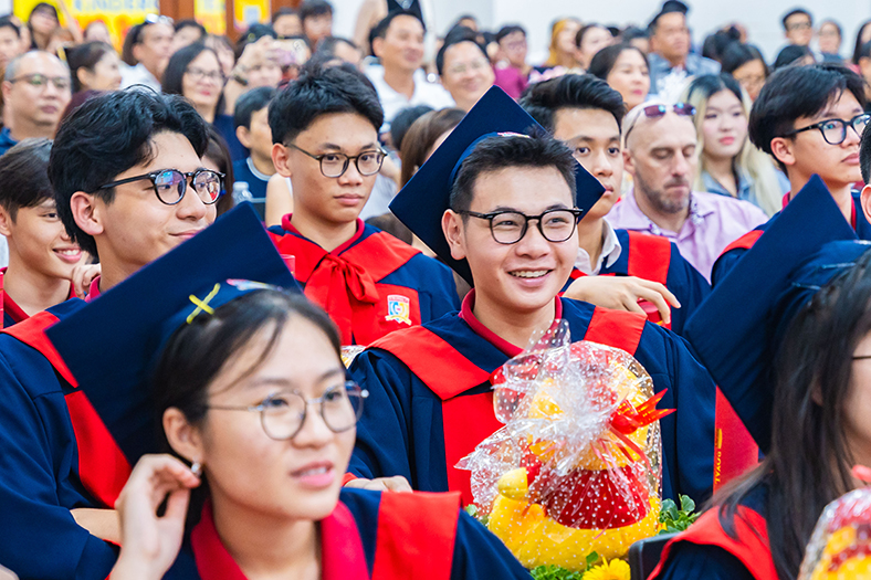 Học sinh Royal School tự tin dịch cabin của hội nghị quốc tế