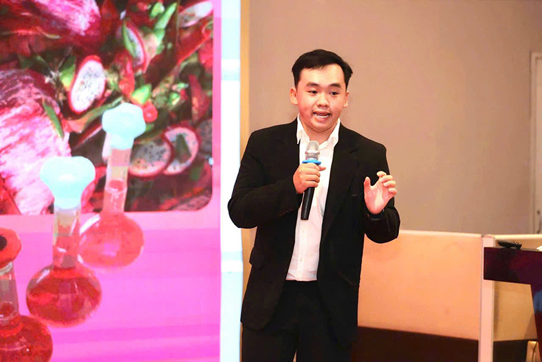 Sinh viên biến vỏ thanh long thành giải pháp hữu cơ, giành giải