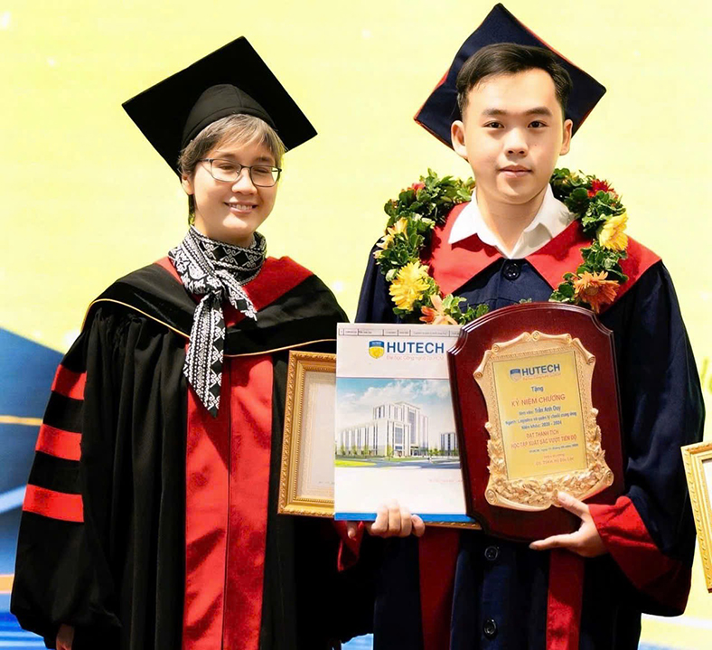 Sinh viên biến vỏ thanh long thành giải pháp hữu cơ, giành giải