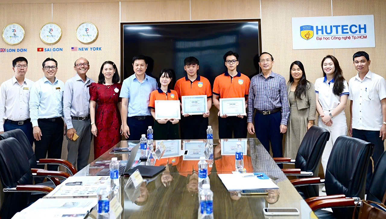 Sinh viên biến vỏ thanh long thành giải pháp hữu cơ, giành giải