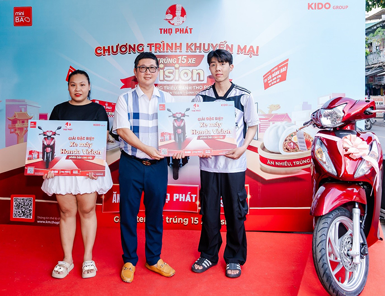 Bánh bao Thọ Phát trao xe Vision cho khách hàng trúng thưởng