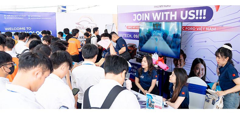 Xe điện tự lái - tâm điểm chú ý tại HUTECH TECHSHOW 2025