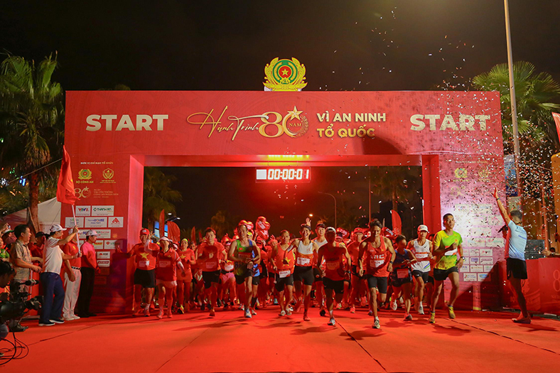 Hàng ngàn người chạy giải Hành trình 80 năm - Vì an ninh Tổ quốc