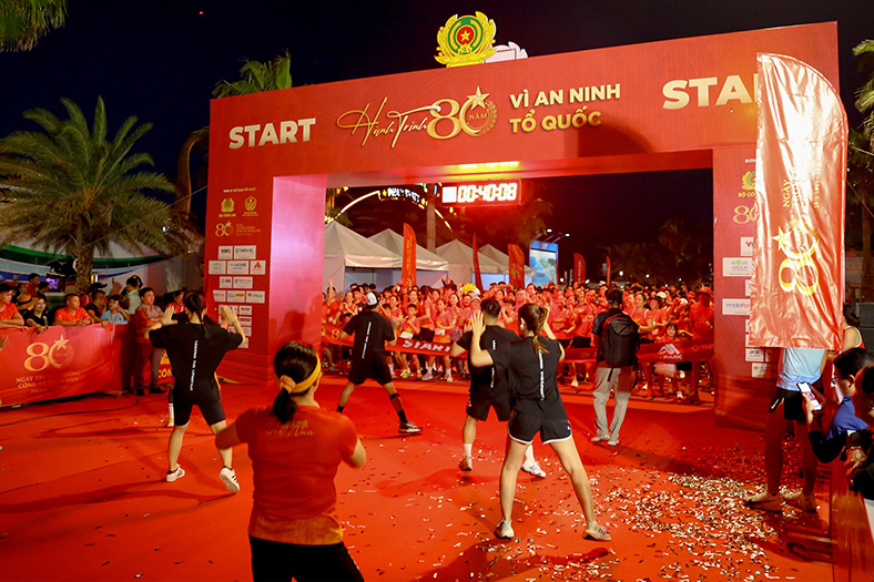 Hàng ngàn người chạy giải Hành trình 80 năm - Vì an ninh Tổ quốc