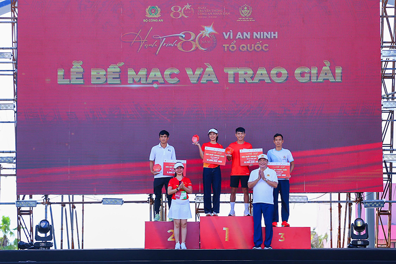 Hàng ngàn người chạy giải Hành trình 80 năm - Vì an ninh Tổ quốc