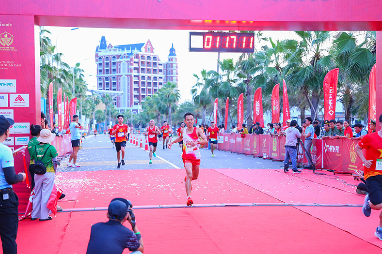 Hàng ngàn người chạy giải Hành trình 80 năm - Vì an ninh Tổ quốc