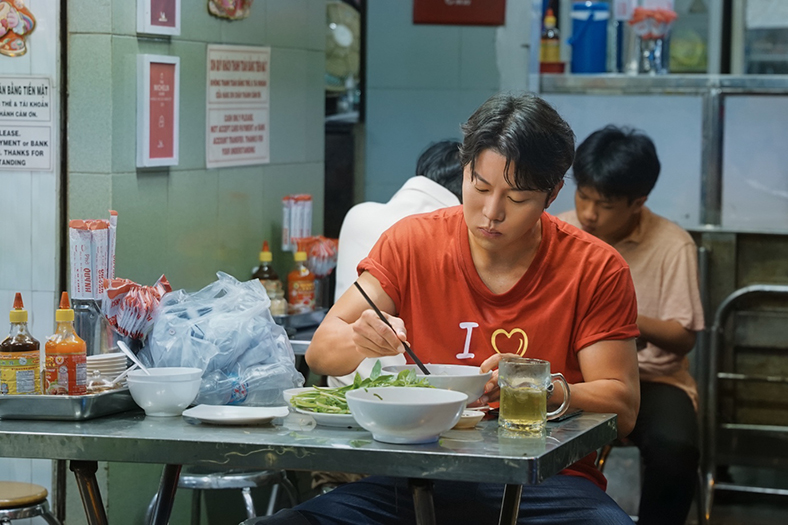 Tay Anh Giữ Một Vì Sao - Một Việt Nam mới lạ trên màn ảnh rộng