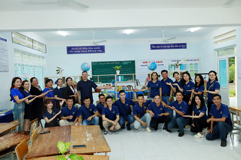 WorldTrans trao tặng học bổng và 'Tủ sách yêu thương' tại Khánh Hòa