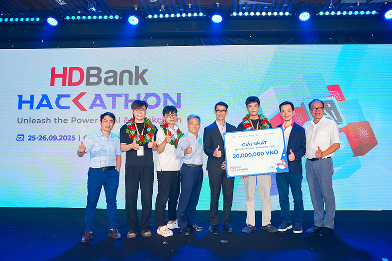 Sinh viên phát triển giải pháp trợ lý tài chính bằng AI