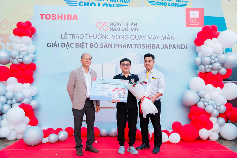 Toshiba trao giải đặc biệt đầu tiên, trị giá 185 triệu đồng cho khách hàng