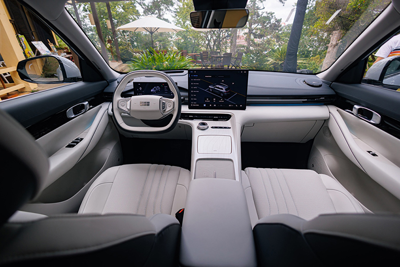 Sắm xe chơi Tết: Geely EX5 là lựa chọn 'đáng tiền'