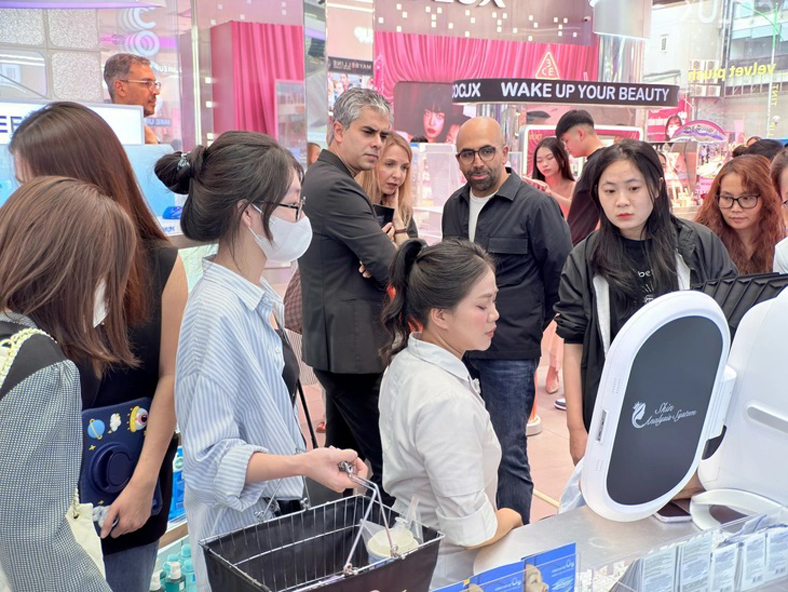 Lãnh đạo cấp cao L'Oréal thăm cửa hàng flagship Cocolux