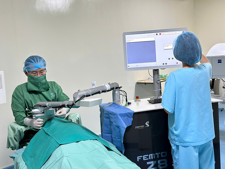 Hồi phục thị lực sau một ngày mổ đục thủy tinh thể nhờ Phaco không dao
