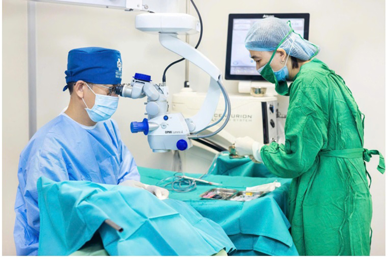 Hồi phục thị lực sau một ngày mổ đục thủy tinh thể nhờ Phaco không dao