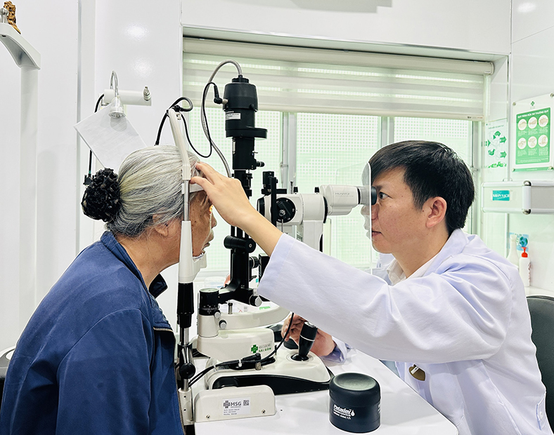 Hồi phục thị lực sau một ngày mổ đục thủy tinh thể nhờ Phaco không dao