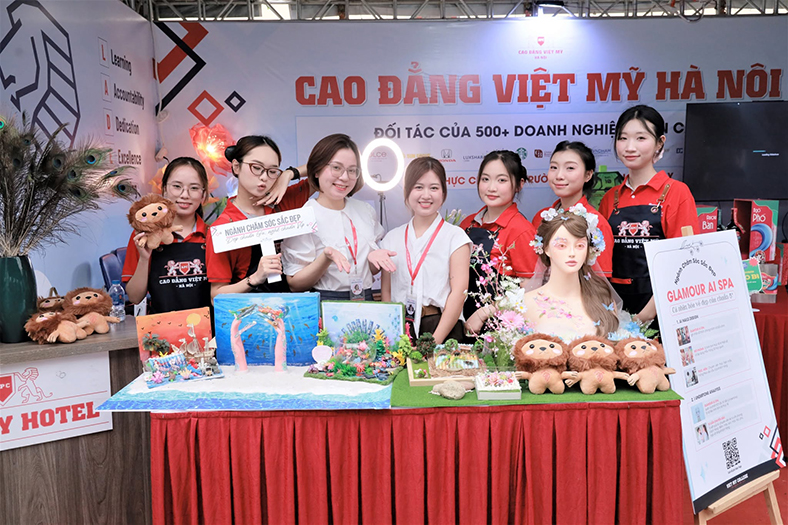 Cách Cao đẳng Việt Mỹ Hà Nội dạy sinh viên làm chủ AI