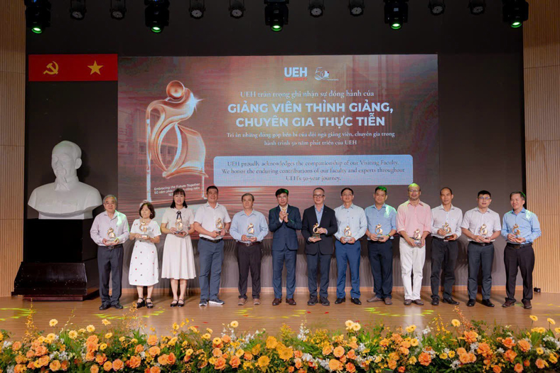 907 cộng sự học thuật cùng UEH đưa kinh nghiệm thực tiễn vào giảng đường