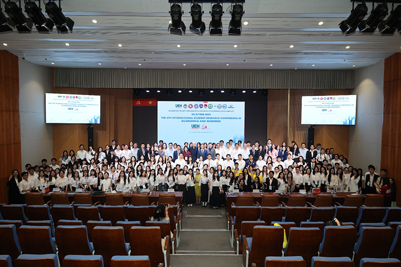 SR-ICYREB 2026: Gần 300 nghiên cứu sinh viên về bài toán phát triển bền vững