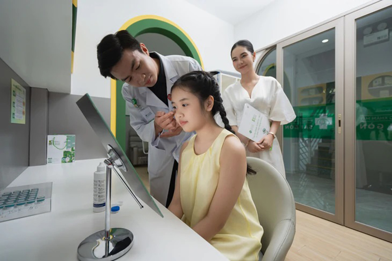 Kiểm soát cận thị ở trẻ: Cần nhìn xa hơn độ cận