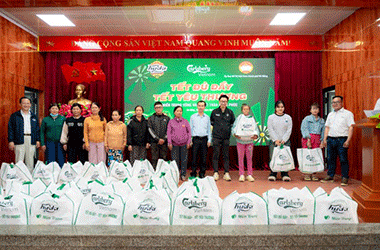 Carlsberg trao 7.500 phần quà Tết đến người dân miền Trung