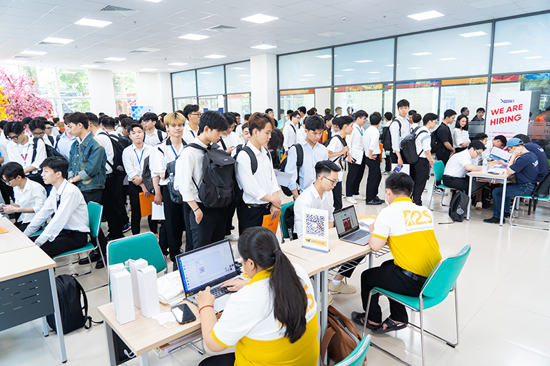 HUTECH IT Open Day 2025 - sàn giao dịch việc làm hấp dẫn