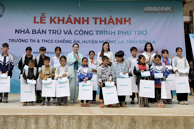 Khánh thành nhà bán trú và công trình phụ trợ cho trẻ em Sơn La