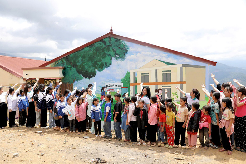 Khánh thành nhà bán trú và công trình phụ trợ cho trẻ em Sơn La