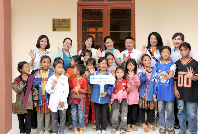 Khánh thành nhà bán trú và công trình phụ trợ cho trẻ em Sơn La