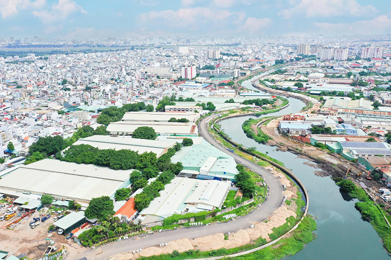 TP.HCM: Trục giao thông xuyên suốt ven kênh dần thành hình