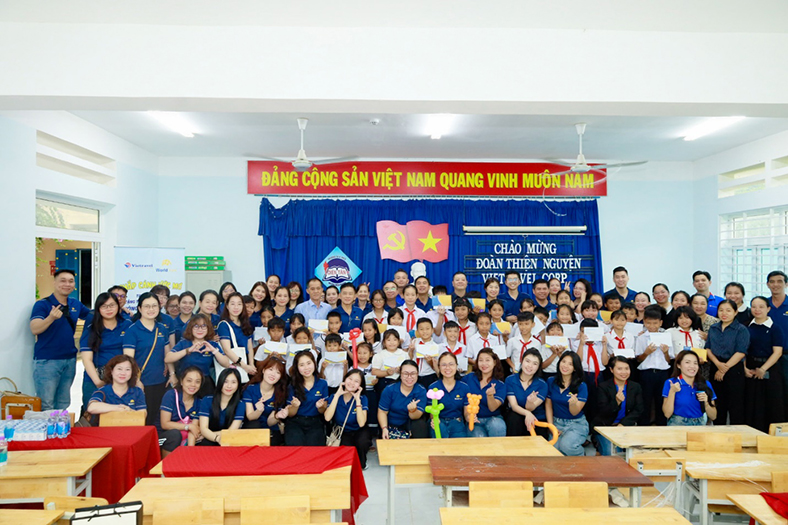 WorldTrans trao tặng học bổng và 'Tủ sách yêu thương' tại Khánh Hòa