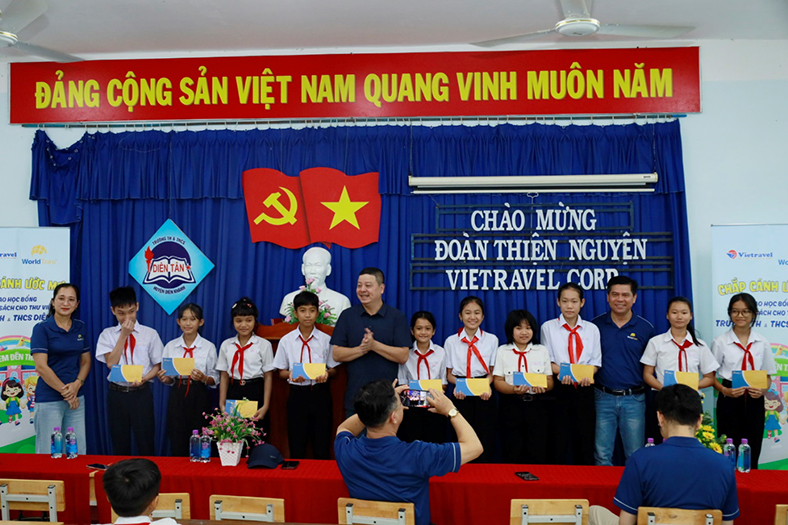 WorldTrans trao tặng học bổng và 'Tủ sách yêu thương' tại Khánh Hòa
