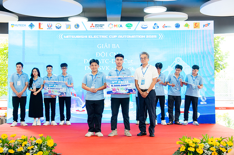 Sinh viên phát triển giải pháp trợ lý tài chính bằng AI